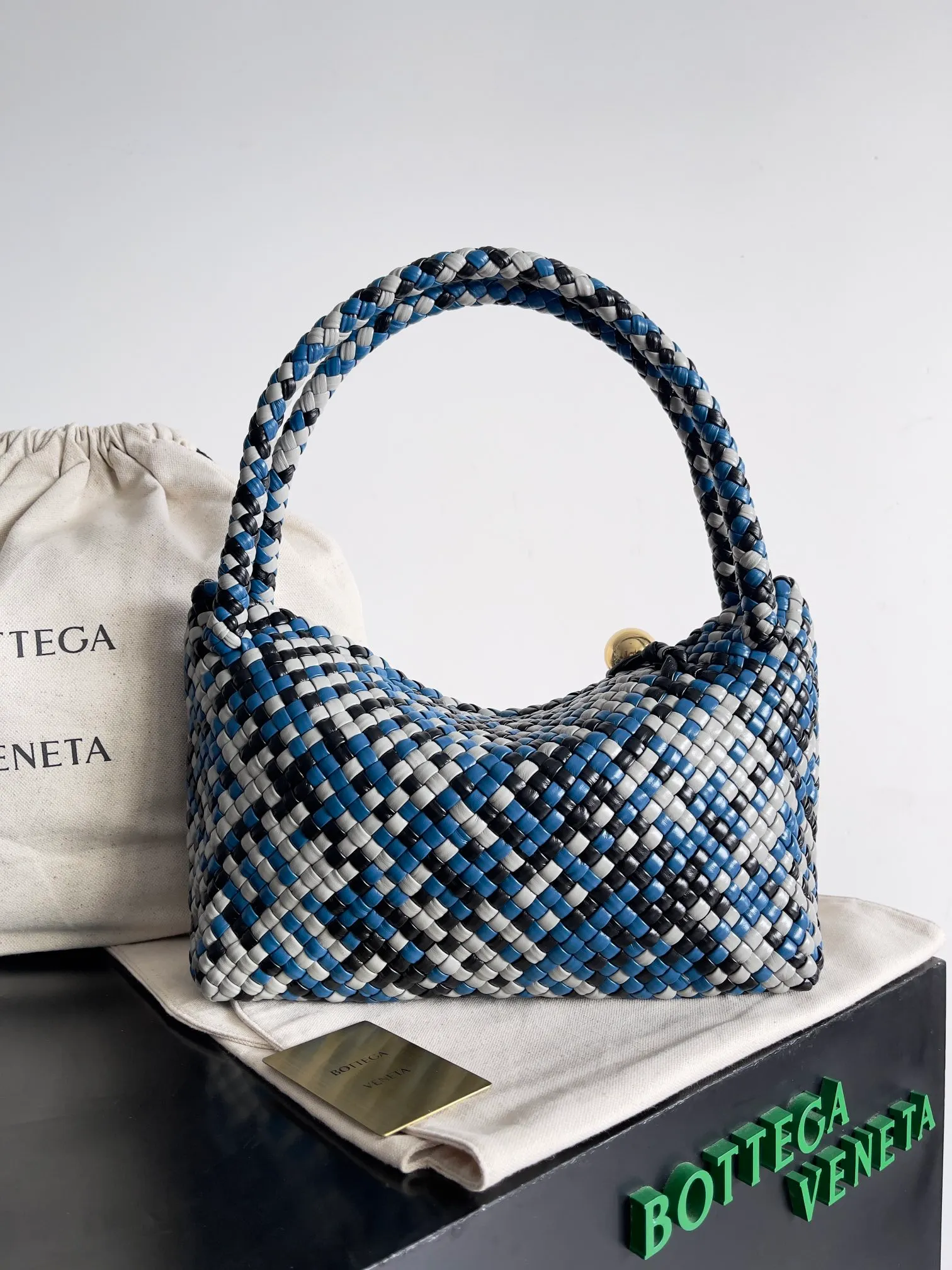 Batch 5960 BV collectible small woven handbags are really YYDS!! Bottega Veneta’s most classic small woven handbags are back! ! Colorful macaron color combination, super heavy craftsmanship. We use the highest quality leather with the highest craftsmanship❤️ to create the most precious works. We created the original Intrecciato leather weaving process❤️ This unique traditional exclusive leather weaving method has not only become our logo, but also reflects the time-consuming and labor-intensive craftsmanship of our products❤️ The new TOSCA handbag It must be a selection worth collecting🆕⚠️⚠️Baby, malachite, pearl, spotted stone can be sold individually and can be assembled by yourself. Style number: 716974 Size: 27*9*18cm